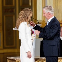 Felipe de Bélgica impone a Isabel de Bélgica la insignia de la Orden de Leopoldo en su 18 cumpleaños