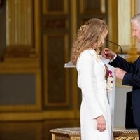 Felipe de Bélgica impone a Isabel de Bélgica la insignia de la Orden de Leopoldo en su 18 cumpleaños