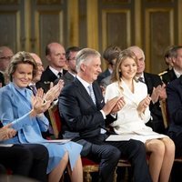 Isabel de Bélgica con Felipe y Matilde de Bélgica y Alberto y Paola de Bélgica en la celebración de su 18 cumpleaños