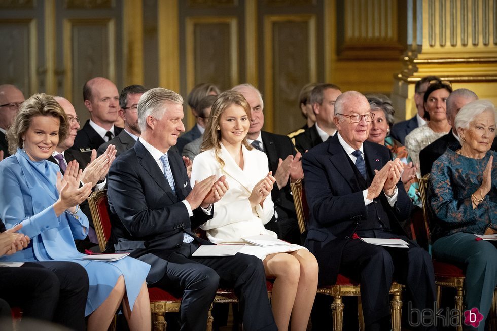 Isabel de Bélgica con Felipe y Matilde de Bélgica y Alberto y Paola de Bélgica en la celebración de su 18 cumpleaños