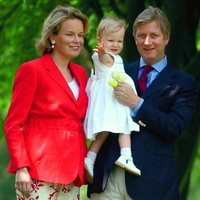 Isabel de Bélgica de pequeña con sus padres, Felipe y Matilde de Bélgica