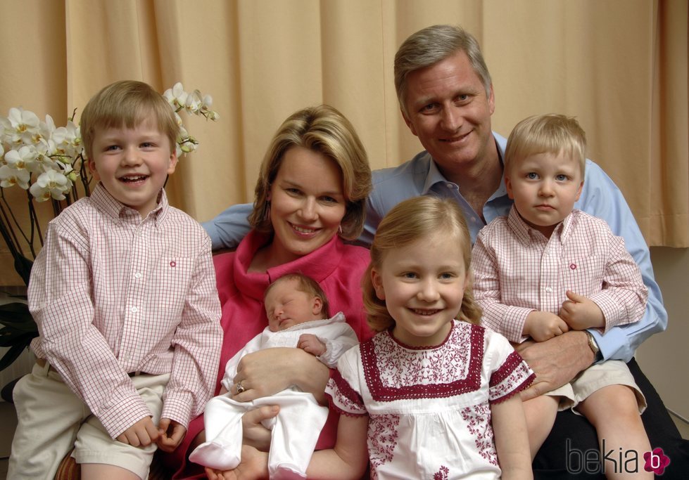 Felipe y Matilde de Bélgica con sus hijos Isabel, Gabriel, Emmanuel y Leonor cuando eran pequeños