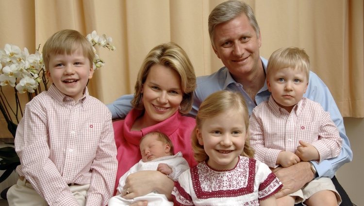 Felipe y Matilde de Bélgica con sus hijos Isabel, Gabriel, Emmanuel y Leonor cuando eran pequeños