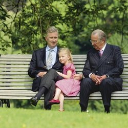 Alberto de Bélgica con su hijo Felipe de Bélgica y su nieta Isabel de Bélgica cuando era pequeña