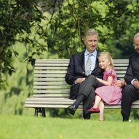 Alberto de Bélgica con su hijo Felipe de Bélgica y su nieta Isabel de Bélgica cuando era pequeña