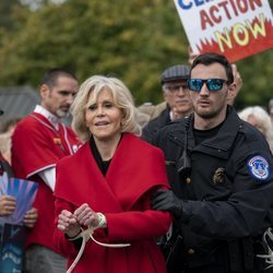 Jane Fonda siendo arrestada por tercera vez por su protesta contra el cambio climático