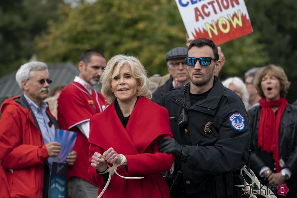 Jane Fonda siendo arrestada por tercera vez por su protesta contra el cambio climático