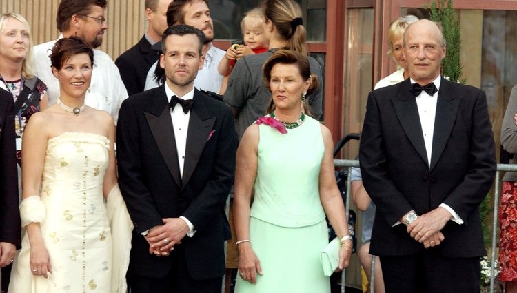 Marta Luisa de Noruega y Ari Behn con Harald y Sonia de Noruega en el concierto previo a su boda en 2002