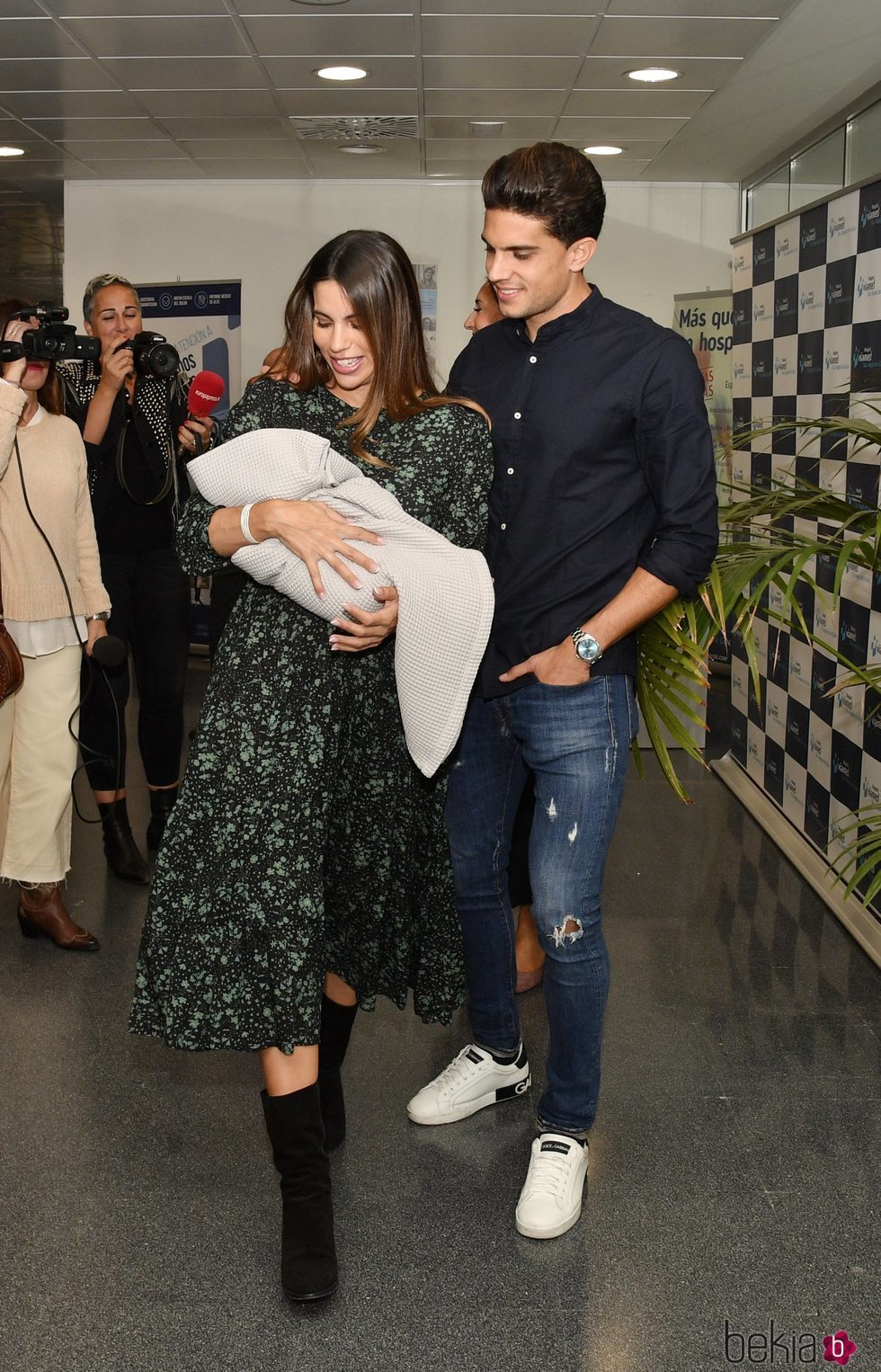 Melissa Jiménez y Marc Bartra presentan a su tercer hijo