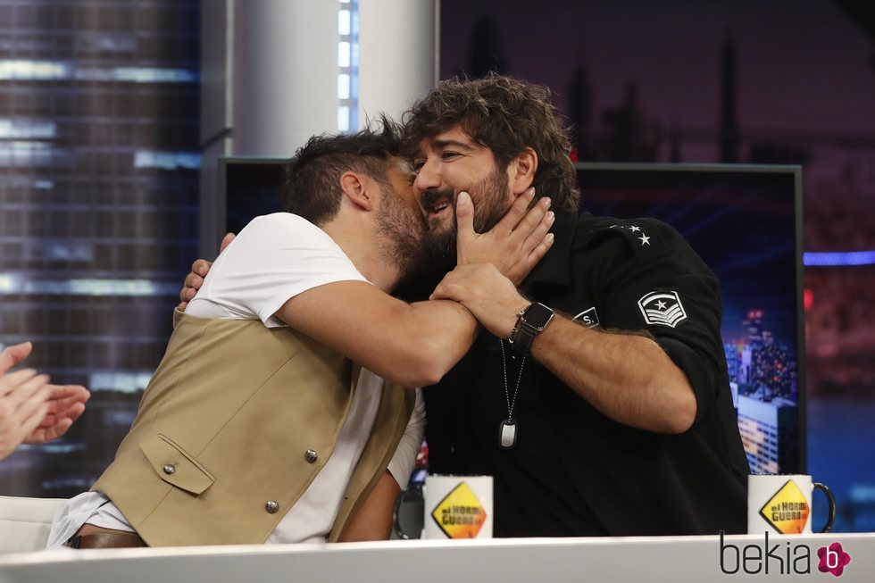 Pablo López y Antonio Orozco se dan un beso en 'El Hormiguero'