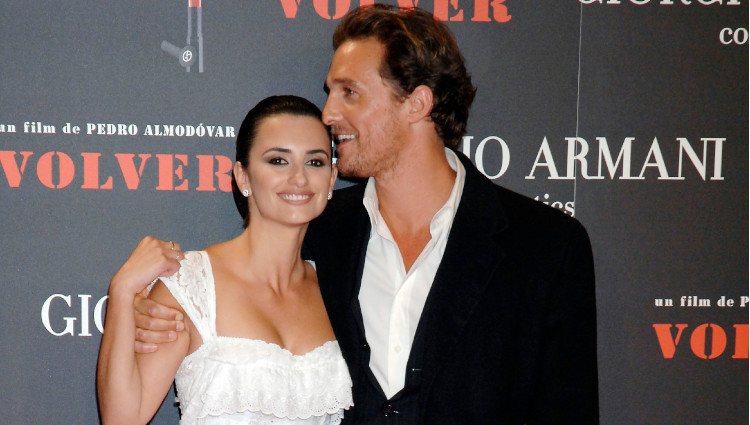 Penélope Cruz y Matthew McConaughey en la premiere de la película 'Volver'