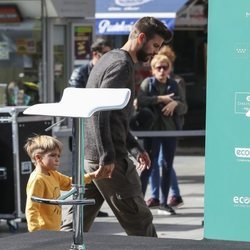 Gerard Piqué en la plaza de Callao con su hijo Sasha