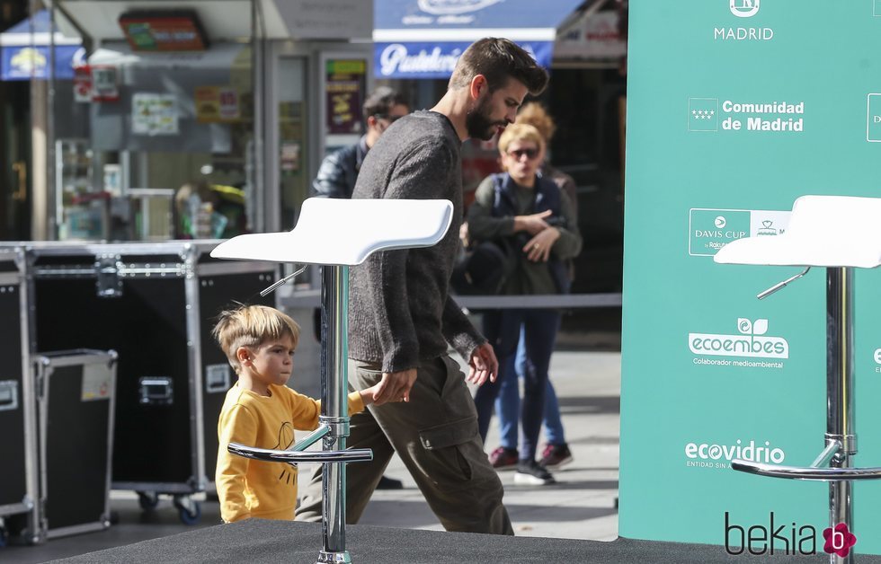 Gerard Piqué en la plaza de Callao con su hijo Sasha