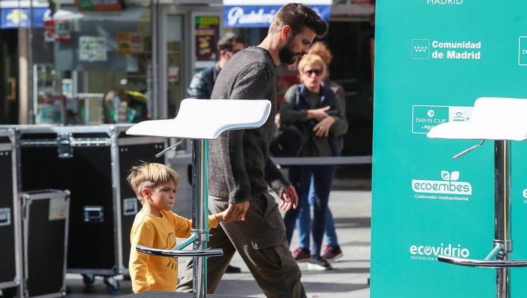 Gerard Piqué en la plaza de Callao con su hijo Sasha