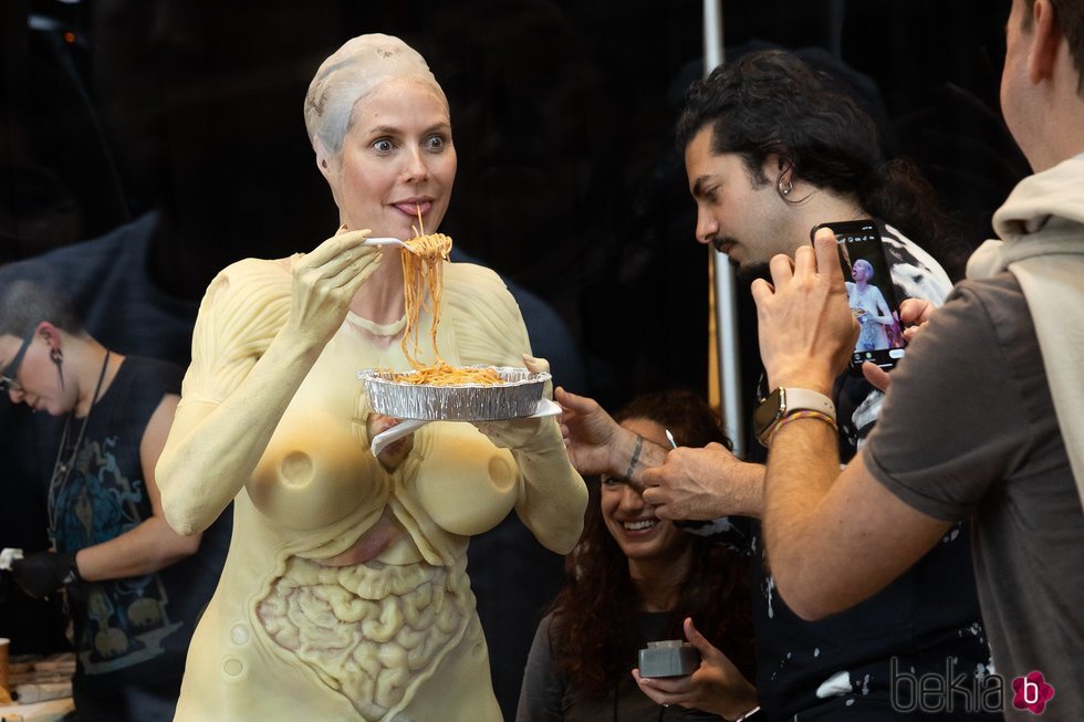 Heidi Klum comiendo en su preparación para Halloween 2019