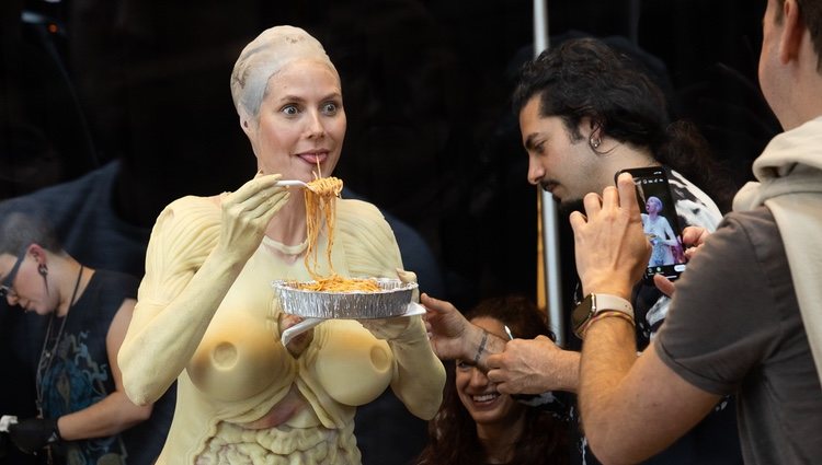 Heidi Klum comiendo en su preparación para Halloween 2019