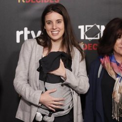 Irene Montero portando a su hija Aitana en la presentación del debate electoral