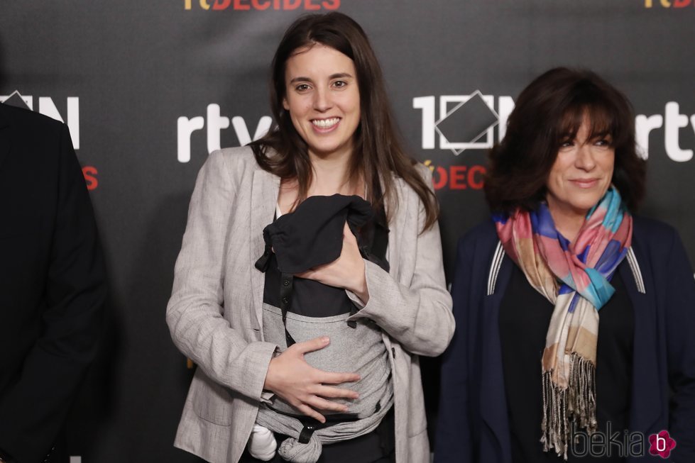 Irene Montero portando a su hija Aitana en la presentación del debate electoral