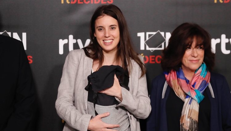 Irene Montero portando a su hija Aitana en la presentación del debate electoral