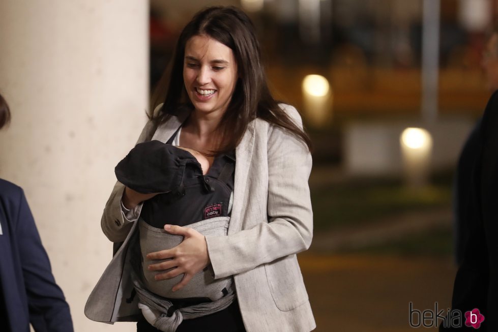 Irene Montero portando a su hija en su llegada al debate electoral