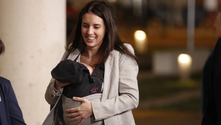 Irene Montero portando a su hija en su llegada al debate electoral