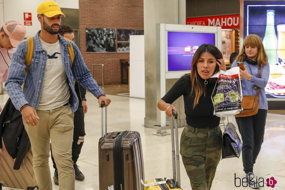 Asraf Beno y Chabelita Pantoja en el aeropuerto de Madrid tras regresar de Dubai