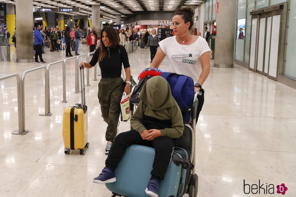 Chabelita Pantoja con Dulce llegando a España desde Dubai