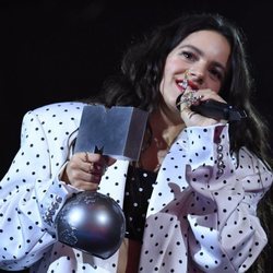 Rosalía recogiendo el premio a 'Mejor colaboración' en los MTV EMAs 2019