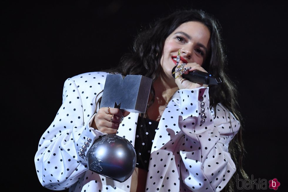 Rosalía recogiendo el premio a 'Mejor colaboración' en los MTV EMAs 2019