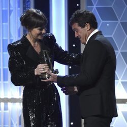 Dakota Johnson entregando el premio a Antonio Banderas