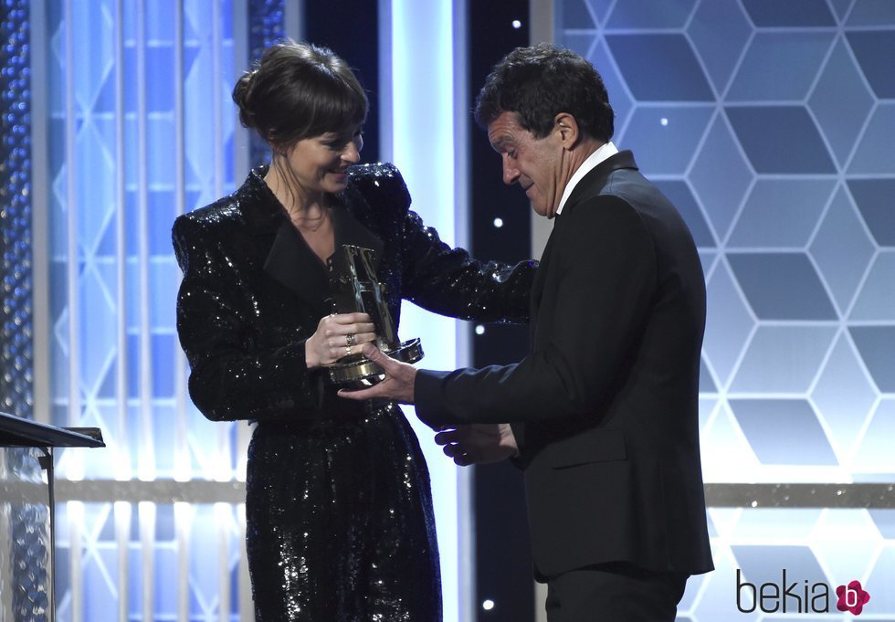 Dakota Johnson entregando el premio a Antonio Banderas