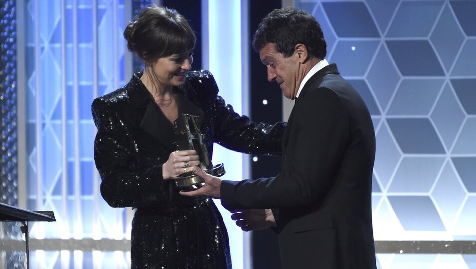 Dakota Johnson entregando el premio a Antonio Banderas