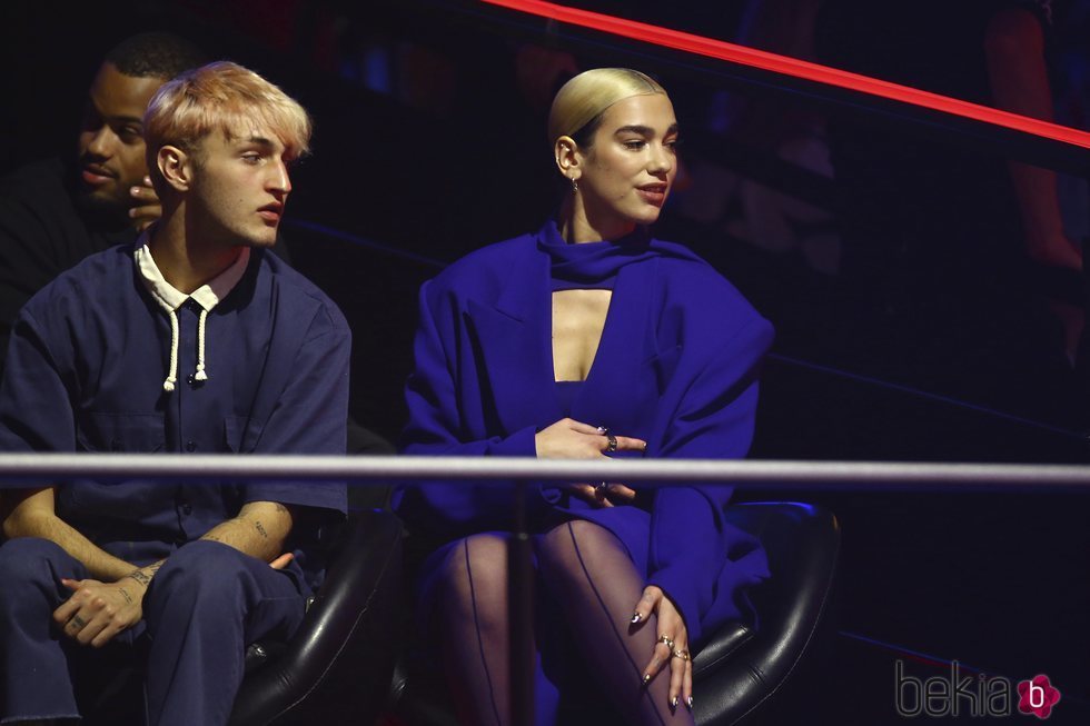 Anwar Hadid y Dua Lipa durante la gala de los MTV EMAs 2019