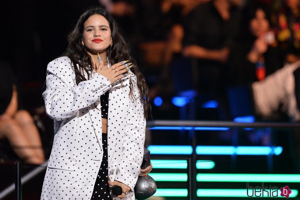 Rosalía emocionada tras recibir un premio MTV EMA 2019