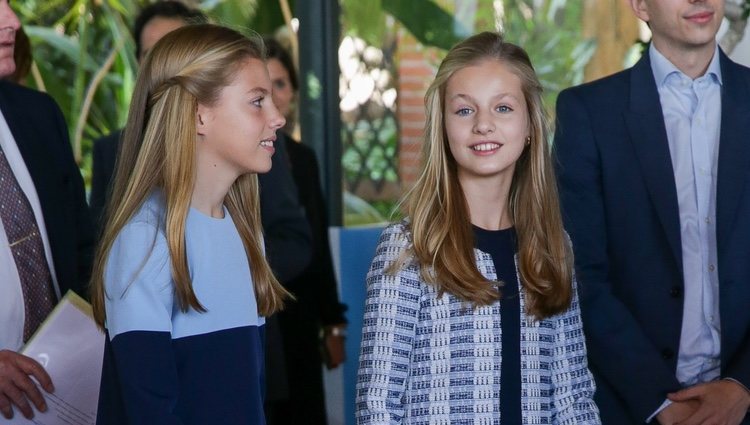 La Princesa Leonor y la Infanta Sofía en la recepción a los galardonados en los Premios Princesa de Girona 2019