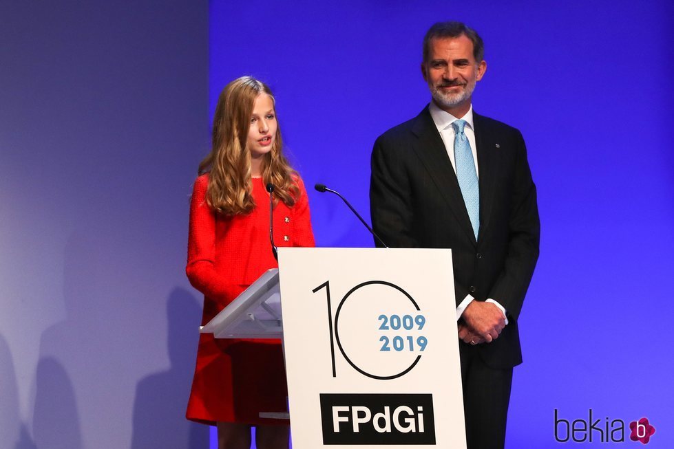 El Rey Felipe mira orgulloso a la Princesa Leonor mientras pronuncia su primer discurso en los Premios Princesa de Girona 2019