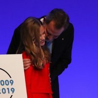 El Rey Felipe besa a la Princesa Leonor tras su discurso en los Premios Princesa de Girona 2019