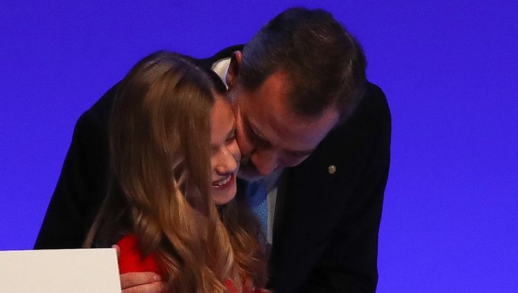 El Rey Felipe besa a la Princesa Leonor tras su discurso en los Premios Princesa de Girona 2019