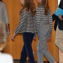 La Princesa Leonor y la Infanta Sofía caminan juntas en la jornada 'El talento atrae al talento' de la Fundación Princesa de Girona