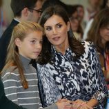 La Reina Letizia habla a la Infanta Sofía en el acto final de los Premios Princesa de Girona 2019