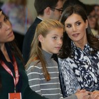 La Reina Letizia habla a la Infanta Sofía en el acto final de los Premios Princesa de Girona 2019