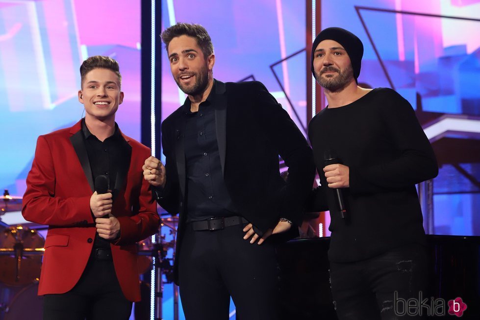 Alejandro Parreño con Roberto Leal y Raoul Vázquez en la Gala de Navidad de 'OT 2017'