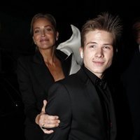 Sharon Stone con su hijo Roan Joseph Bronstein llegando a los premios Harper's Bazaar 2019