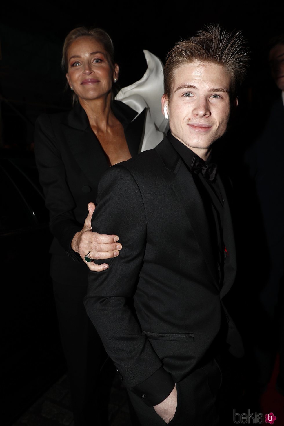 Sharon Stone con su hijo Roan Joseph Bronstein llegando a los premios Harper's Bazaar 2019