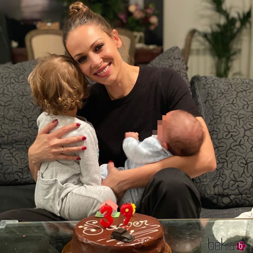 Eva González celebrando su 39 cumpleaños con su hijo Cayetano y su sobrino