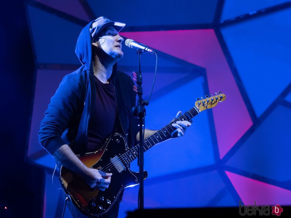 Juan Aguirre tocando en un concierto de Amaral en Zaragoza