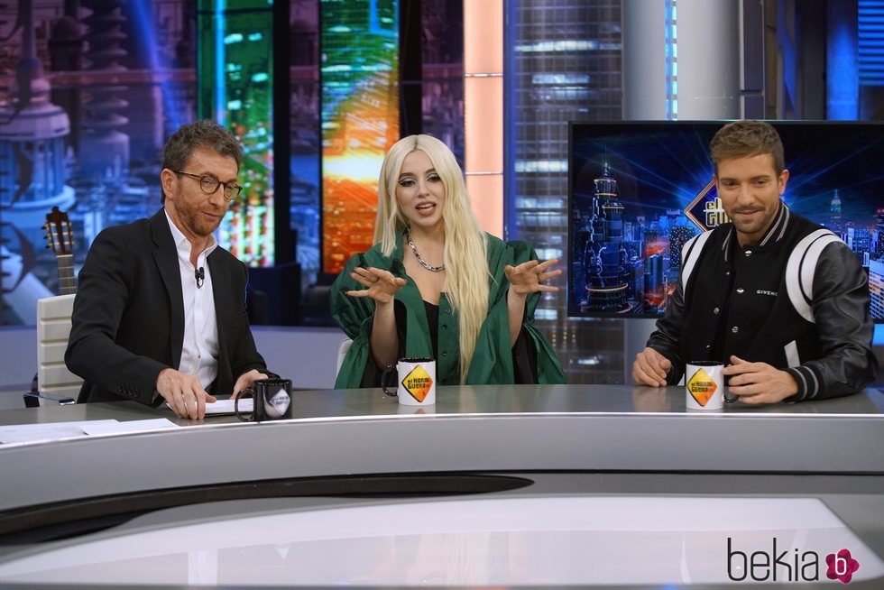 Pablo Alborán y Ava Max presentando 'Tabú' en 'El Hormiguero'