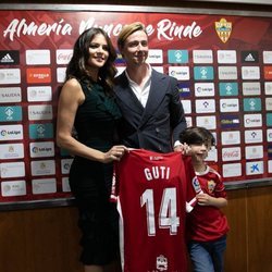 Guti, Romina Belluscio y Enzo en la presentación del futbolista en el Almería