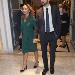 Chenoa y Miguel Sánchez Encinas llegando a una cena de la Fundación Querer