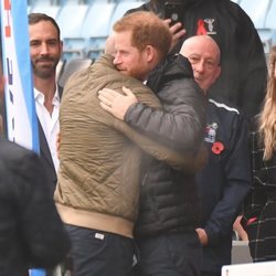 El Príncipe Harry se da un abrazo con Gareth Thomas